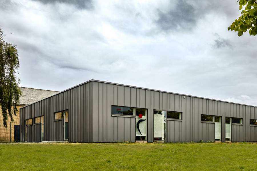 Treatment facility for physiotherapy in Skjern with dark silver façade cladding